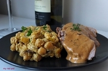 Delikatna polędwica z tymiankiem i musztardą w kremowym sosiem z ciecierzycą i bakłażanem