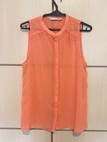 Jeżeli nie boisz się kolorów, ta pomarańczowa koszula w groszki jest idealna dla ciebie. Nie tylko wyglada bardzo dobrze, ale rownież jest lekka. Idealna na lato, ale z cieplejs...