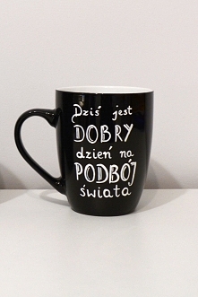 Ręcznie malowany kubek z motywującym napisem.