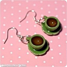 zielone filiżanki z kawą z mlekiem