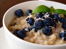 Składniki:
(2 porcje)

    100 g płatków owsianych górskich
    250 ml mleka (jest tu zupełna dowolność: tłuste, chude, migdałowe, sojowe, wybierz swoje ulubione)/wody
    2 kop...