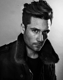 Dan Smith <3 brytyjski wokalista i założyciel zespołu Bastille. Gorąco polecam przesłuchać ich albumy :)