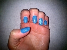 niebiesko, skrząco, kropkowy manicure zimowy. Szczegóły KLIK na zdjęcie:)
