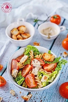 Sałatka cezar z makaronem - Wypieki Beaty