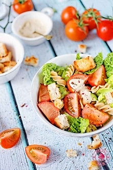 Sałatka cezar z makaronem - Wypieki Beaty