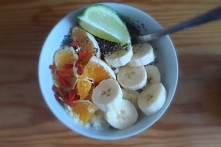 jaglanka na mleku kokosowym z sokiem z limonki i owocami <3