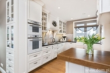 Jasna kuchnia z drewnianym ...