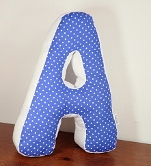 Duża 40 cm literka - poduszka.
Wypełnienie antyalergiczna kulka silikonowa.