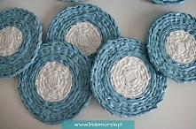 Niebiesko-białe podkładki pod talerze z papierowej wikliny.