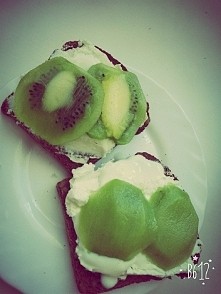 Kanapka, chlebus pełnoziarnisty, chudy twaróg, jogurt naturalny i na wierzchu kiwi