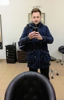 Porażki fryzjerskie, zwłaszcza w tych bardziej luksusowych salonach spowodowane przez co wybitniejszych stylistów to temat tabu - więcej o błędach po kliknięciu w zdjęcie!