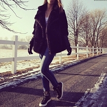 Kurtka Damska Futerko + Skóra z Dużym Kołnierzem wiązana Paskiem Hit Najnowszy Model na Zimę Wiosnę 2017 model #115 w sklepie FashionAvenue.PL