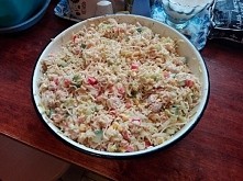 Pyszna sałatka z zupek chińskich. Pychotka! :-) Skladniki: 3zupki chińskie VIFON (ja dałam zlocisty kurczak,piec smaków i ostro kwaśna) podwójna pierś z kurczaka mała kapusta pe...