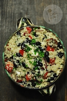 Kuskus z fasolą, fetą i suszonymi pomidorami