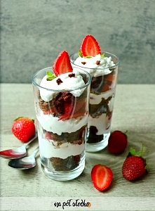 Deser z truskawkami i kokosową bitą śmietanką bez cukru :-)