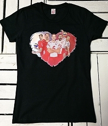 Czarna, damska koszulka z fanowskim nadrukiem piątki siatkarzy Polskiej Reprezentacji w Siatkówkę na tle serca w barwach narodowych.