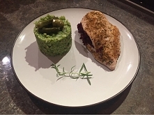 Filet z kurczaka faszerowany żurawina do tego ryż podsmażony na patelni razem z puree z brokuła :) życzę smacznego