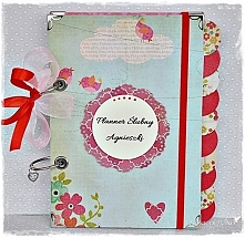 Pomocnik każdej przyszłej Panny Młodej. Piękny i praktyczny - planner ślubny. Wykonany metodą scrapbookingu notatnik formatu A5. Notatnik posiada 100 kartek w linię oraz 10 prze...