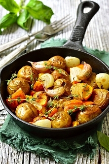 PIECZONE ZIEMNIACZKI Z TYMIANKIEM I WARZYWAMI z cook magazine