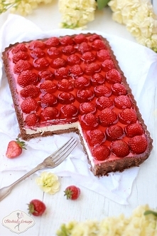 Tarta z kremem mascarpone i truskawkami