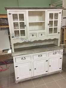 sosnowy kredens w kolorze białej patyny z dodatkami w czarnym wosku