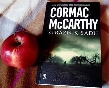 mroczna, surowa, ascetyczna, polecam