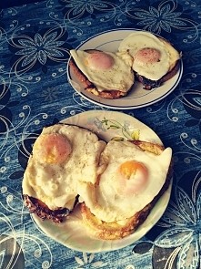śniadanie mistrzów - tosty z serem, bekonem i jajkiem
