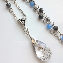 Naszyjnik z dużym kamieniem Swarovski, długi łańcuszek ozdobiony kamieniami półszlachetnymi. Dostępny tylko w 1 egzemplarzu lub na zamówienie w gartagallery.pl