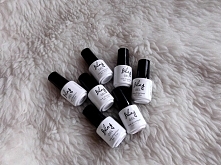 Bardzo lubię te lakiery firmy Bling! Kosztowały 6 zł za sztukę. Są bardzo trwałe jak na taką cenę, u mnie trzymają nawet 3 tygodnie! Zapraszam na mojego bloga(link w opisie)