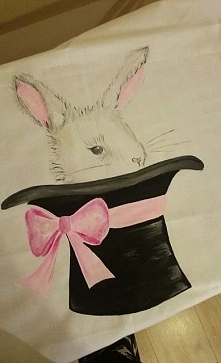 Poszewka z zajączkiem :) 
ręcznie malowana specjalnymi farbami do tkanin, które nie spierają się :)