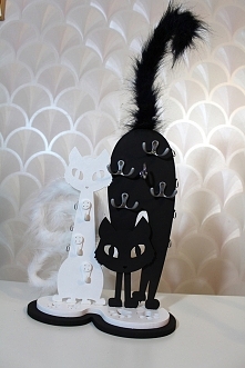 Oryginalny stojaczek na biżuterię z MDF w kształcie kotów. Wykonywany na zamówienie. W pełni dostosowywalny pod względem wymiarów, projektu, kolorów ilości i rozmieszczenia hacz...