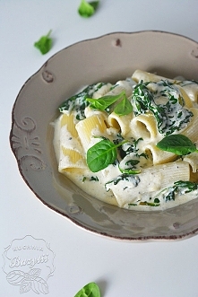 Makaron w sosie serowym ze szpinakiem