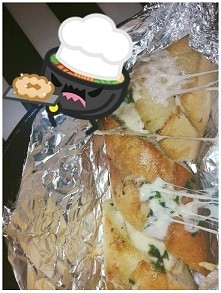 Zdjęcie może nie jest idealne ale za to smak... z resztą zobaczcie skład:

1. Bagietkę przecinamy na pół i wydrążamy środek.
2. Pierś z kurczaka kroimy w paski, obtaczamy w mące...