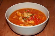 Zupa rozgrzewająca z drobiem, cebulą i papryką.