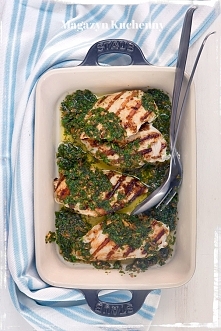 Piersi kurczaka marynowane w jogurcie z szybkim sosem z oliwy i natki pietruszki ze strony Magazyn Kuchenny