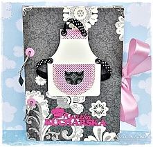 Oryginalny, elegancki i praktyczny - wykonany metodą scrapbookingu notatnik na przepisy formatu A5. Przepisy można zapisywać na kartkach, wklejać lub wpinać jak do segregatora -...