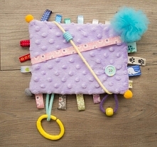 Metkowiec z gryzakiem i pomponami. fb MisioZdzisioSklep