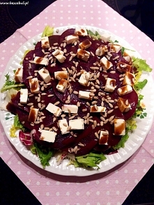 Przepis na sałatkę z burakiem i serem typu feta z dodatkiem sosu balsamicznego, polecam! :)