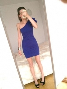 34 Asymetrczna kobaltowa sukienka mini