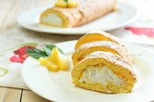 Rolada biszkoptowa z kremem kokosowym, ananasem i mango