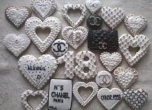 Ciasteczka do bukietu z okazji 18-stki z dodatkami chanel.