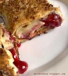 Słodkie krokiety z wiśniami i budyniem