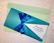 Zaproszenie w turkusowym garniturku z tasiemką w kolorze błękitu paryskiego :)
Koperty pistacjowe.

Masz pytania? Chcesz złożyć zamówienie? Pisz!
kraina_czarow@interia.pl