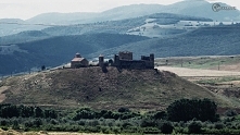 Ufortyfikowany monastyr na szczycie wzgórza, gdzieś w Gruzji.
