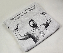 Bluza Sercem z Siatkarzami Michał Kubiak

Szara, lekka bluza z autorską grafiką przedstawiającą kapitana Polskiej Reprezentacji w Siatkówkę Michała Kubiaka.
Nad grafiką cytat Mi...