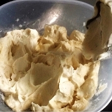 lody = zmiksowac zamrozone banany i gotowe ( mozna dodac do. tego Kakao, inne owoce, orzechy, cynamon etc.)