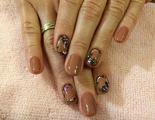 Piękny kwiatowy manicure