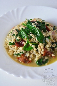 Pęczak ze szpinakiem, boczkiem i suszonymi pomidorami