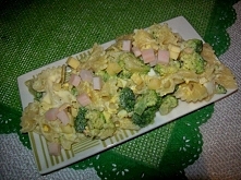 Sałatka brokułowa z kokardkami