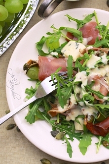 sałatka z szynką dojrzewającą i serem, przepis po kliknięciu na zdjęcie